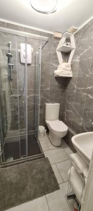 Entire 2 Bed Flat On 3Rd Floor Near City Centre & Stadium 卡迪夫 外观 照片