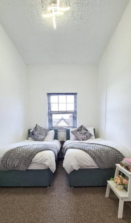 Entire 2 Bed Flat On 3Rd Floor Near City Centre & Stadium 卡迪夫 外观 照片